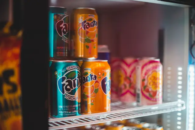 Geladeira organizada com latas de refrigerante geladas