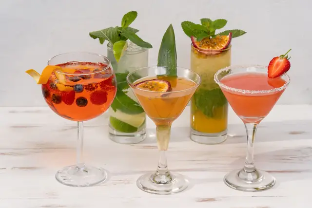 Drinks variados servidos em taças