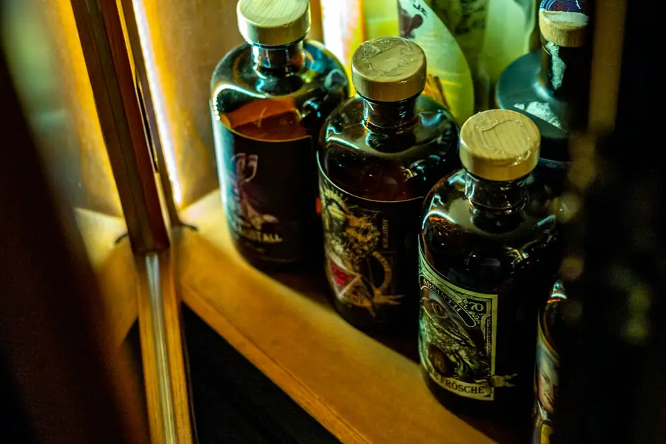 Prateleira de bebidas em ambiente de adega